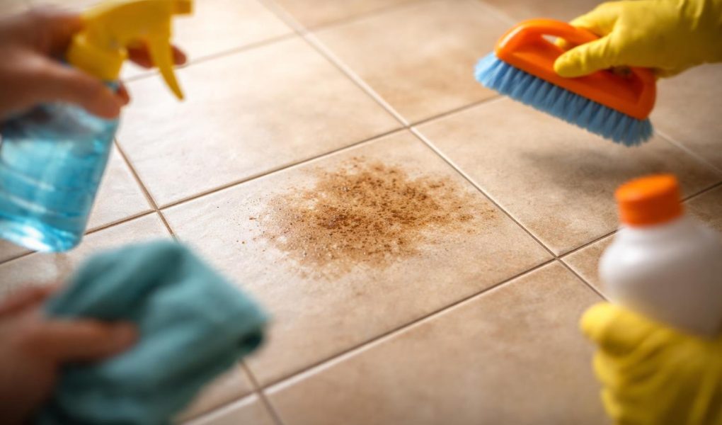 carrelage-tache-mains-nettoyage-flou