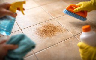 carrelage-tache-mains-nettoyage-flou