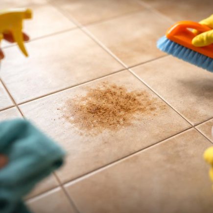 carrelage-tache-mains-nettoyage-flou
