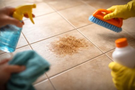 carrelage-tache-mains-nettoyage-flou