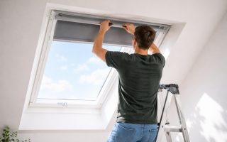 personne-echelle-demonte-store-velux